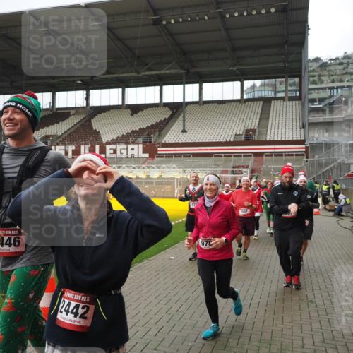 07.12.2025 - St. Pauli X-Mass-Run No. 15 Fabian Wolf http://msf.ph/oto/9421548 07.12.2025 11:46:54 Ziel 346, 371, 567, 570, 609, 640, 642, 645, 647, 649, 903, 978, 987, 1276, 1881, 1882, 2047, 2114, 2179, 2180, 2182, 2222, 2347, 2442, 2446, 2798, 2928, 3010, 3210, 3525, 3777, 3924, 3925, 3961 meine-sportfotos.de
