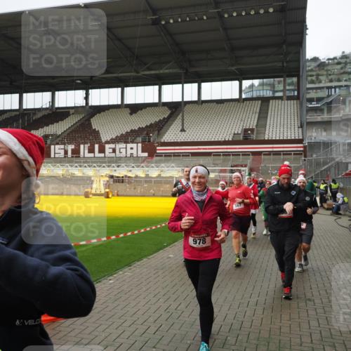 07.12.2025 - St. Pauli X-Mass-Run No. 15 Fabian Wolf http://msf.ph/oto/9421549 07.12.2025 11:46:54 Ziel 346, 371, 567, 570, 609, 640, 642, 645, 647, 649, 903, 978, 987, 1276, 1881, 1882, 2047, 2114, 2179, 2180, 2182, 2222, 2347, 2442, 2446, 2798, 2928, 3010, 3210, 3525, 3777, 3924, 3925, 3961 meine-sportfotos.de