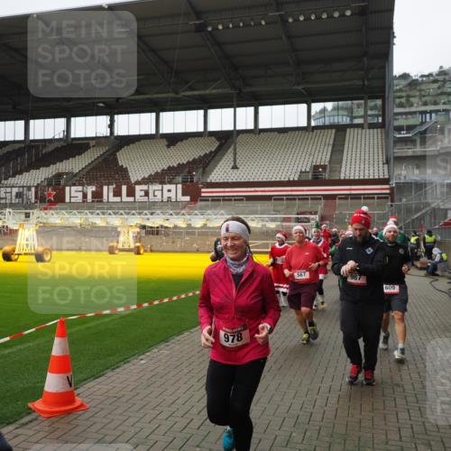 07.12.2025 - St. Pauli X-Mass-Run No. 15 Fabian Wolf http://msf.ph/oto/9421550 07.12.2025 11:46:54 Ziel 346, 371, 567, 570, 609, 640, 642, 645, 647, 649, 903, 978, 987, 1276, 1881, 1882, 2047, 2114, 2179, 2180, 2182, 2222, 2347, 2442, 2446, 2798, 2928, 3010, 3210, 3525, 3777, 3924, 3925, 3961 meine-sportfotos.de