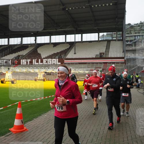 07.12.2025 - St. Pauli X-Mass-Run No. 15 Fabian Wolf http://msf.ph/oto/9421551 07.12.2025 11:46:55 Ziel 346, 371, 567, 570, 609, 640, 642, 645, 647, 649, 903, 978, 987, 1276, 1881, 1882, 2047, 2114, 2179, 2180, 2182, 2222, 2347, 2442, 2446, 2798, 2928, 3010, 3210, 3525, 3777, 3924, 3925, 3961 meine-sportfotos.de