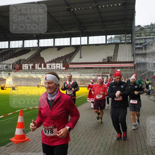 07.12.2025 - St. Pauli X-Mass-Run No. 15 Fabian Wolf http://msf.ph/oto/9421552 07.12.2025 11:46:55 Ziel 346, 371, 567, 570, 609, 640, 642, 645, 647, 649, 903, 978, 987, 1276, 1881, 1882, 2047, 2114, 2179, 2180, 2182, 2222, 2347, 2442, 2446, 2798, 2928, 3010, 3210, 3525, 3777, 3924, 3925, 3961 meine-sportfotos.de