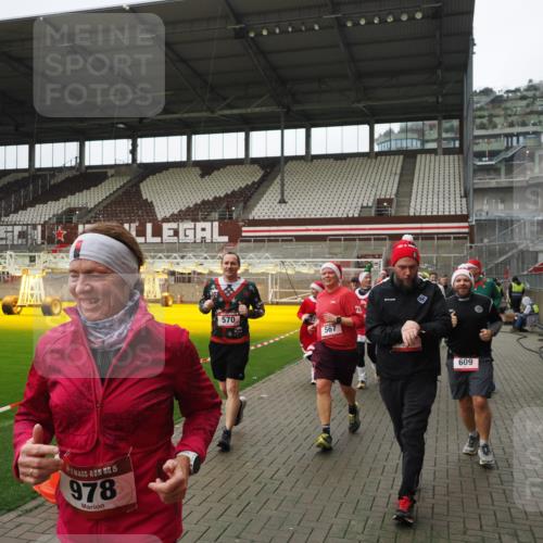 07.12.2025 - St. Pauli X-Mass-Run No. 15 Fabian Wolf http://msf.ph/oto/9421553 07.12.2025 11:46:55 Ziel 346, 371, 567, 570, 609, 640, 642, 645, 647, 649, 903, 978, 987, 1276, 1881, 1882, 2047, 2114, 2179, 2180, 2182, 2222, 2347, 2442, 2446, 2798, 2928, 3010, 3210, 3525, 3777, 3924, 3925, 3961 meine-sportfotos.de