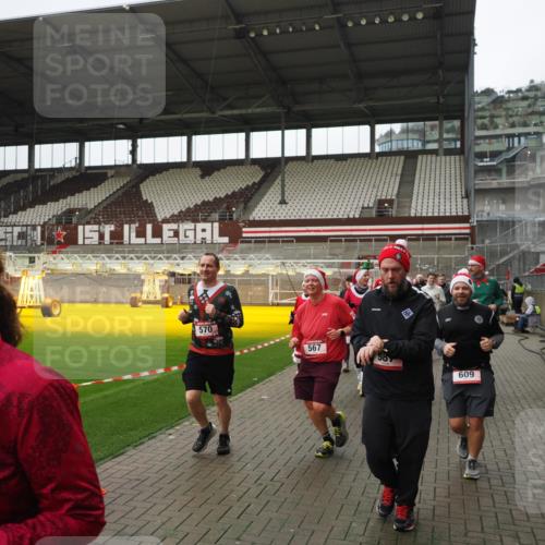 07.12.2025 - St. Pauli X-Mass-Run No. 15 Fabian Wolf http://msf.ph/oto/9421554 07.12.2025 11:46:55 Ziel 346, 371, 567, 570, 609, 640, 642, 645, 647, 649, 903, 978, 987, 1276, 1881, 1882, 2047, 2114, 2179, 2180, 2182, 2222, 2347, 2442, 2446, 2798, 2928, 3010, 3210, 3525, 3777, 3924, 3925, 3961 meine-sportfotos.de