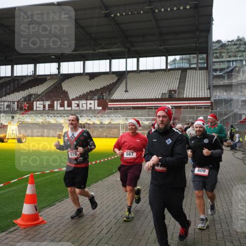 07.12.2025 - St. Pauli X-Mass-Run No. 15 Fabian Wolf http://msf.ph/oto/9421555 07.12.2025 11:46:56 Ziel 346, 371, 567, 570, 609, 640, 642, 645, 647, 649, 903, 978, 987, 1276, 1881, 1882, 2047, 2114, 2179, 2180, 2182, 2222, 2347, 2442, 2446, 2798, 2928, 3010, 3210, 3525, 3777, 3924, 3925, 3961 meine-sportfotos.de