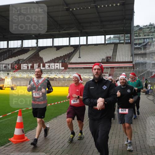 07.12.2025 - St. Pauli X-Mass-Run No. 15 Fabian Wolf http://msf.ph/oto/9421556 07.12.2025 11:46:56 Ziel 346, 371, 567, 570, 609, 640, 642, 645, 647, 649, 903, 978, 987, 1276, 1881, 1882, 2047, 2114, 2179, 2180, 2182, 2222, 2347, 2442, 2446, 2798, 2928, 3010, 3210, 3525, 3777, 3924, 3925, 3961 meine-sportfotos.de