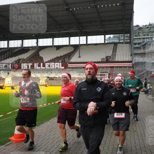 07.12.2025 - St. Pauli X-Mass-Run No. 15 Fabian Wolf http://msf.ph/oto/9421557 07.12.2025 11:46:56 Ziel 346, 371, 567, 570, 609, 640, 642, 645, 647, 649, 903, 978, 987, 1276, 1881, 1882, 2047, 2114, 2179, 2180, 2182, 2222, 2347, 2442, 2446, 2798, 2928, 3010, 3210, 3525, 3777, 3924, 3925, 3961 meine-sportfotos.de