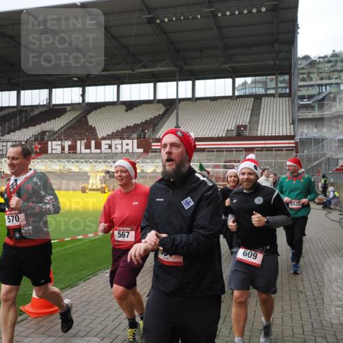 07.12.2025 - St. Pauli X-Mass-Run No. 15 Fabian Wolf http://msf.ph/oto/9421558 07.12.2025 11:46:56 Ziel 346, 371, 567, 570, 609, 640, 642, 645, 647, 649, 903, 978, 987, 1276, 1881, 1882, 2047, 2114, 2179, 2180, 2182, 2222, 2347, 2442, 2446, 2798, 2928, 3010, 3210, 3525, 3777, 3924, 3925, 3961 meine-sportfotos.de