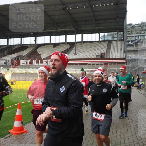 07.12.2025 - St. Pauli X-Mass-Run No. 15 Fabian Wolf http://msf.ph/oto/9421559 07.12.2025 11:46:56 Ziel 346, 371, 567, 570, 609, 640, 642, 645, 647, 649, 903, 978, 987, 1276, 1881, 1882, 2047, 2114, 2179, 2180, 2182, 2222, 2347, 2442, 2446, 2798, 2928, 3010, 3210, 3525, 3777, 3924, 3925, 3961 meine-sportfotos.de