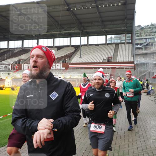 07.12.2025 - St. Pauli X-Mass-Run No. 15 Fabian Wolf http://msf.ph/oto/9421560 07.12.2025 11:46:57 Ziel 346, 371, 567, 570, 609, 640, 642, 645, 647, 649, 903, 978, 987, 1276, 1881, 1882, 2047, 2114, 2179, 2180, 2182, 2222, 2347, 2442, 2446, 2798, 2928, 3010, 3210, 3525, 3777, 3924, 3925, 3961 meine-sportfotos.de