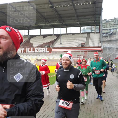 07.12.2025 - St. Pauli X-Mass-Run No. 15 Fabian Wolf http://msf.ph/oto/9421561 07.12.2025 11:46:57 Ziel 346, 371, 567, 570, 609, 640, 642, 645, 647, 649, 903, 978, 987, 1276, 1881, 1882, 2047, 2114, 2179, 2180, 2182, 2222, 2347, 2442, 2446, 2798, 2928, 3010, 3210, 3525, 3777, 3924, 3925, 3961 meine-sportfotos.de