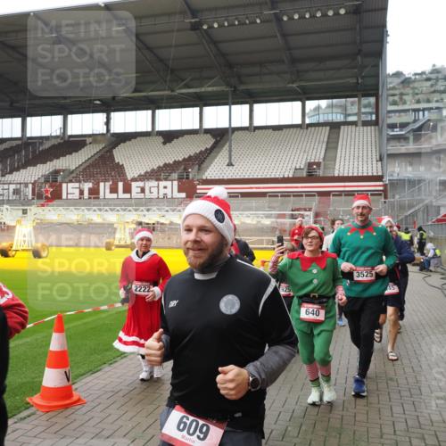07.12.2025 - St. Pauli X-Mass-Run No. 15 Fabian Wolf http://msf.ph/oto/9421562 07.12.2025 11:46:57 Ziel 346, 371, 567, 570, 609, 640, 642, 645, 647, 649, 903, 978, 987, 1276, 1881, 1882, 2047, 2114, 2179, 2180, 2182, 2222, 2347, 2442, 2446, 2798, 2928, 3010, 3210, 3525, 3777, 3924, 3925, 3961 meine-sportfotos.de