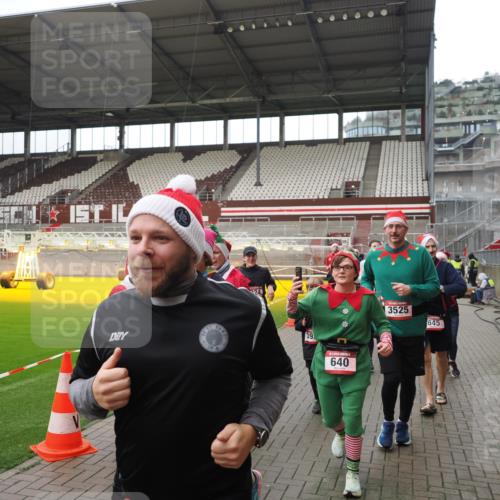 07.12.2025 - St. Pauli X-Mass-Run No. 15 Fabian Wolf http://msf.ph/oto/9421563 07.12.2025 11:46:57 Ziel 346, 371, 567, 570, 609, 640, 642, 645, 647, 649, 903, 978, 987, 1276, 1881, 1882, 2047, 2114, 2179, 2180, 2182, 2222, 2347, 2442, 2446, 2798, 2928, 3010, 3210, 3525, 3777, 3924, 3925, 3961 meine-sportfotos.de