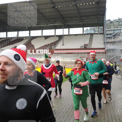 07.12.2025 - St. Pauli X-Mass-Run No. 15 Fabian Wolf http://msf.ph/oto/9421564 07.12.2025 11:46:57 Ziel 346, 371, 567, 570, 609, 640, 642, 645, 647, 649, 903, 978, 987, 1276, 1881, 1882, 2047, 2114, 2179, 2180, 2182, 2222, 2347, 2442, 2446, 2798, 2928, 3010, 3210, 3525, 3777, 3924, 3925, 3961 meine-sportfotos.de