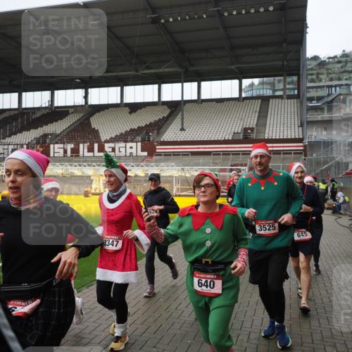 07.12.2025 - St. Pauli X-Mass-Run No. 15 Fabian Wolf http://msf.ph/oto/9421565 07.12.2025 11:46:58 Ziel 346, 371, 567, 570, 609, 640, 642, 645, 647, 649, 903, 978, 987, 1276, 1881, 1882, 2047, 2114, 2179, 2180, 2182, 2222, 2347, 2442, 2446, 2798, 2928, 3010, 3210, 3525, 3777, 3924, 3925, 3961 meine-sportfotos.de
