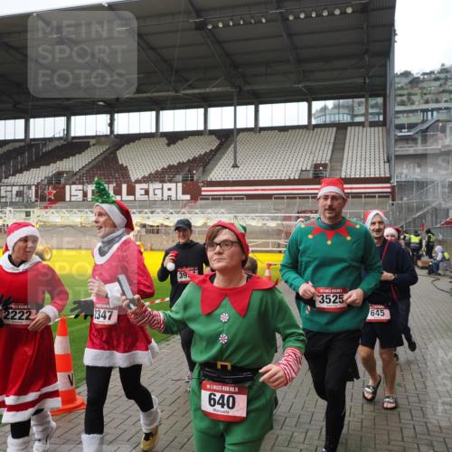 07.12.2025 - St. Pauli X-Mass-Run No. 15 Fabian Wolf http://msf.ph/oto/9421566 07.12.2025 11:46:58 Ziel 346, 371, 567, 570, 609, 640, 642, 645, 647, 649, 903, 978, 987, 1276, 1881, 1882, 2047, 2114, 2179, 2180, 2182, 2222, 2347, 2442, 2446, 2798, 2928, 3010, 3210, 3525, 3777, 3924, 3925, 3961 meine-sportfotos.de
