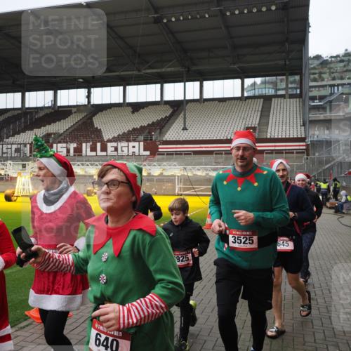 07.12.2025 - St. Pauli X-Mass-Run No. 15 Fabian Wolf http://msf.ph/oto/9421567 07.12.2025 11:46:58 Ziel 346, 371, 567, 570, 609, 640, 642, 645, 647, 649, 903, 978, 987, 1276, 1881, 1882, 2047, 2114, 2179, 2180, 2182, 2222, 2347, 2442, 2446, 2798, 2928, 3010, 3210, 3525, 3777, 3924, 3925, 3961 meine-sportfotos.de