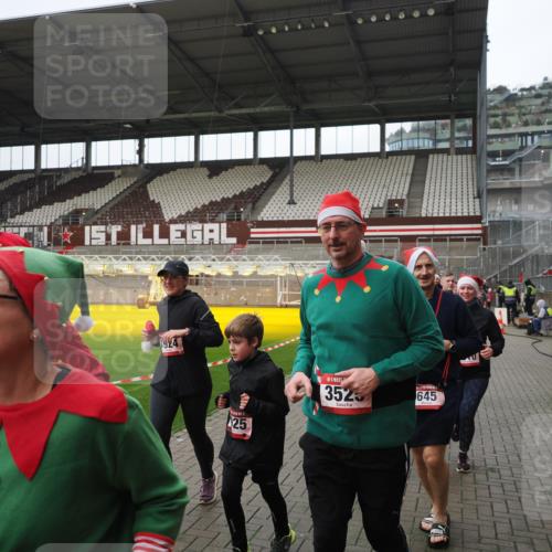 07.12.2025 - St. Pauli X-Mass-Run No. 15 Fabian Wolf http://msf.ph/oto/9421568 07.12.2025 11:46:58 Ziel 346, 371, 567, 570, 609, 640, 642, 645, 647, 649, 903, 978, 987, 1276, 1881, 1882, 2047, 2114, 2179, 2180, 2182, 2222, 2347, 2442, 2446, 2798, 2928, 3010, 3210, 3525, 3777, 3924, 3925, 3961 meine-sportfotos.de
