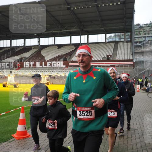 07.12.2025 - St. Pauli X-Mass-Run No. 15 Fabian Wolf http://msf.ph/oto/9421569 07.12.2025 11:46:58 Ziel 346, 371, 567, 570, 609, 640, 642, 645, 647, 649, 903, 978, 987, 1276, 1881, 1882, 2047, 2114, 2179, 2180, 2182, 2222, 2347, 2442, 2446, 2798, 2928, 3010, 3210, 3525, 3777, 3924, 3925, 3961 meine-sportfotos.de