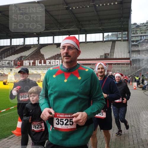 07.12.2025 - St. Pauli X-Mass-Run No. 15 Fabian Wolf http://msf.ph/oto/9421570 07.12.2025 11:46:59 Ziel 346, 371, 567, 570, 609, 640, 642, 645, 647, 649, 903, 978, 987, 1881, 1882, 2047, 2114, 2179, 2180, 2182, 2222, 2347, 2442, 2446, 2798, 2928, 3010, 3210, 3525, 3777, 3924, 3925, 3961 meine-sportfotos.de