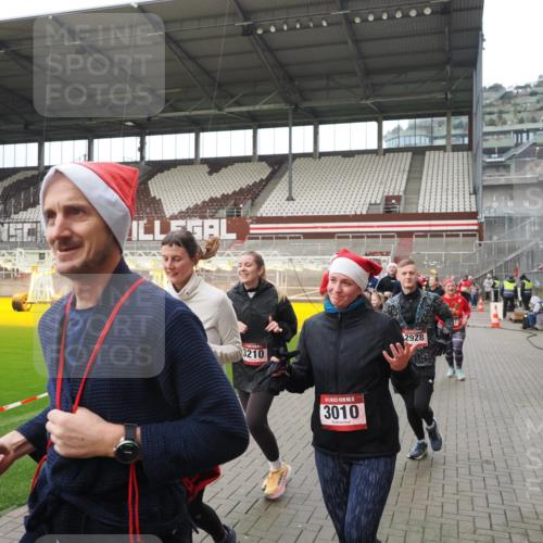 07.12.2025 - St. Pauli X-Mass-Run No. 15 Fabian Wolf http://msf.ph/oto/9421574 07.12.2025 11:46:59 Ziel 346, 371, 567, 570, 609, 640, 642, 645, 647, 649, 903, 978, 987, 1881, 1882, 2047, 2114, 2179, 2180, 2182, 2222, 2347, 2442, 2446, 2798, 2928, 3010, 3210, 3525, 3777, 3924, 3925, 3961 meine-sportfotos.de