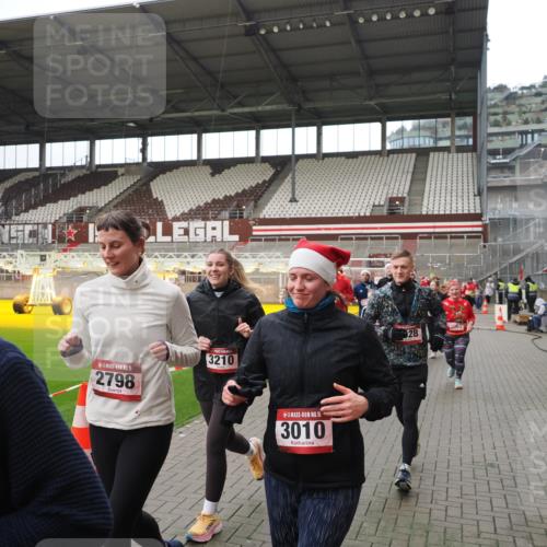 07.12.2025 - St. Pauli X-Mass-Run No. 15 Fabian Wolf http://msf.ph/oto/9421575 07.12.2025 11:47:00 Ziel 346, 353, 371, 530, 567, 570, 609, 640, 642, 645, 647, 649, 903, 978, 987, 1881, 1882, 2047, 2114, 2182, 2222, 2347, 2442, 2446, 2798, 2928, 3010, 3210, 3525, 3777, 3924, 3925, 3961 meine-sportfotos.de