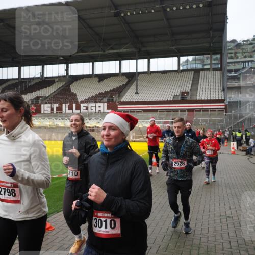 07.12.2025 - St. Pauli X-Mass-Run No. 15 Fabian Wolf http://msf.ph/oto/9421576 07.12.2025 11:47:00 Ziel 346, 353, 371, 530, 567, 570, 609, 640, 642, 645, 647, 649, 903, 978, 987, 1881, 1882, 2047, 2114, 2182, 2222, 2347, 2442, 2446, 2798, 2928, 3010, 3210, 3525, 3777, 3924, 3925, 3961 meine-sportfotos.de