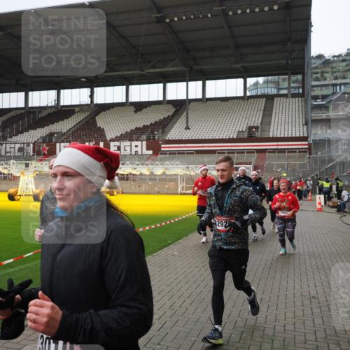 07.12.2025 - St. Pauli X-Mass-Run No. 15 Fabian Wolf http://msf.ph/oto/9421577 07.12.2025 11:47:00 Ziel 346, 353, 371, 530, 567, 570, 609, 640, 642, 645, 647, 649, 903, 978, 987, 1881, 1882, 2047, 2114, 2182, 2222, 2347, 2442, 2446, 2798, 2928, 3010, 3210, 3525, 3777, 3924, 3925, 3961 meine-sportfotos.de