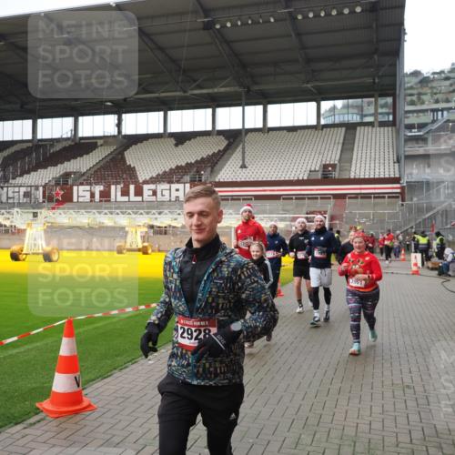 07.12.2025 - St. Pauli X-Mass-Run No. 15 Fabian Wolf http://msf.ph/oto/9421580 07.12.2025 11:47:01 Ziel 346, 353, 371, 530, 567, 570, 609, 640, 642, 645, 647, 649, 903, 978, 987, 1881, 1882, 2047, 2114, 2182, 2222, 2347, 2442, 2446, 2798, 2928, 3010, 3210, 3525, 3777, 3924, 3925, 3961 meine-sportfotos.de