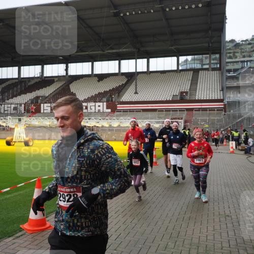 07.12.2025 - St. Pauli X-Mass-Run No. 15 Fabian Wolf http://msf.ph/oto/9421581 07.12.2025 11:47:01 Ziel 346, 353, 371, 530, 567, 570, 609, 640, 642, 645, 647, 649, 903, 978, 987, 1881, 1882, 2047, 2114, 2182, 2222, 2347, 2442, 2446, 2798, 2928, 3010, 3210, 3525, 3777, 3924, 3925, 3961 meine-sportfotos.de