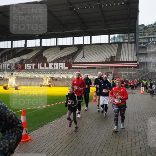 07.12.2025 - St. Pauli X-Mass-Run No. 15 Fabian Wolf http://msf.ph/oto/9421583 07.12.2025 11:47:01 Ziel 346, 353, 371, 530, 567, 570, 609, 640, 642, 645, 647, 649, 903, 978, 987, 1881, 1882, 2047, 2114, 2182, 2222, 2347, 2442, 2446, 2798, 2928, 3010, 3210, 3525, 3777, 3924, 3925, 3961 meine-sportfotos.de