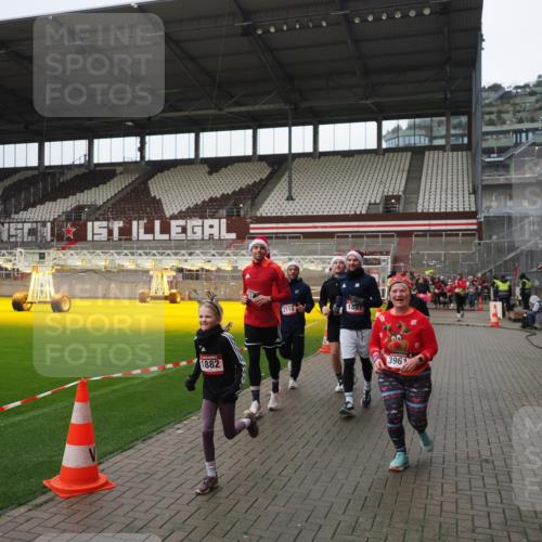 07.12.2025 - St. Pauli X-Mass-Run No. 15 Fabian Wolf http://msf.ph/oto/9421584 07.12.2025 11:47:01 Ziel 346, 353, 371, 530, 567, 570, 609, 640, 642, 645, 647, 649, 903, 978, 987, 1881, 1882, 2047, 2114, 2182, 2222, 2347, 2442, 2446, 2798, 2928, 3010, 3210, 3525, 3777, 3924, 3925, 3961 meine-sportfotos.de