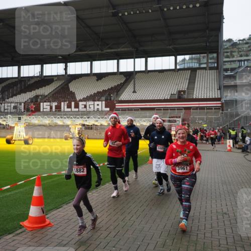 07.12.2025 - St. Pauli X-Mass-Run No. 15 Fabian Wolf http://msf.ph/oto/9421585 07.12.2025 11:47:02 Ziel 346, 353, 371, 530, 567, 570, 609, 640, 642, 645, 647, 649, 903, 978, 987, 1881, 1882, 2047, 2114, 2182, 2222, 2347, 2442, 2446, 2798, 2928, 3010, 3210, 3525, 3777, 3924, 3925, 3961 meine-sportfotos.de