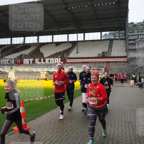 07.12.2025 - St. Pauli X-Mass-Run No. 15 Fabian Wolf http://msf.ph/oto/9421587 07.12.2025 11:47:02 Ziel 346, 353, 371, 530, 567, 570, 609, 640, 642, 645, 647, 649, 903, 978, 987, 1881, 1882, 2047, 2114, 2182, 2222, 2347, 2442, 2446, 2798, 2928, 3010, 3210, 3525, 3777, 3924, 3925, 3961 meine-sportfotos.de