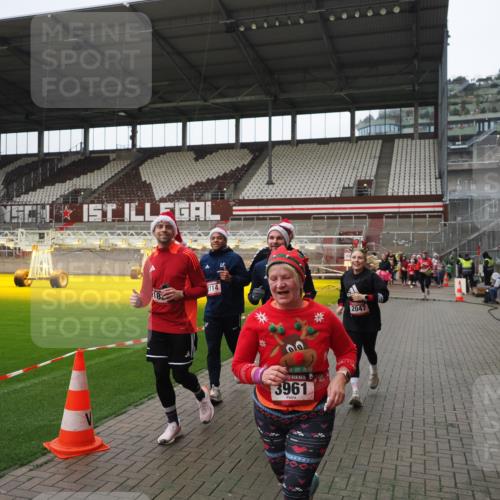 07.12.2025 - St. Pauli X-Mass-Run No. 15 Fabian Wolf http://msf.ph/oto/9421589 07.12.2025 11:47:02 Ziel 346, 353, 371, 530, 567, 570, 609, 640, 642, 645, 647, 649, 903, 978, 987, 1881, 1882, 2047, 2114, 2182, 2222, 2347, 2442, 2446, 2798, 2928, 3010, 3210, 3525, 3777, 3924, 3925, 3961 meine-sportfotos.de