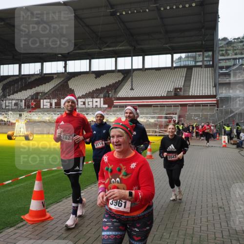 07.12.2025 - St. Pauli X-Mass-Run No. 15 Fabian Wolf http://msf.ph/oto/9421590 07.12.2025 11:47:03 Ziel 353, 371, 530, 567, 570, 609, 640, 645, 647, 903, 978, 987, 1881, 1882, 2047, 2114, 2182, 2222, 2347, 2442, 2446, 2798, 2928, 3010, 3210, 3216, 3525, 3777, 3924, 3925, 3949, 3961 meine-sportfotos.de