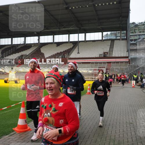 07.12.2025 - St. Pauli X-Mass-Run No. 15 Fabian Wolf http://msf.ph/oto/9421591 07.12.2025 11:47:03 Ziel 353, 371, 530, 567, 570, 609, 640, 645, 647, 903, 978, 987, 1881, 1882, 2047, 2114, 2182, 2222, 2347, 2442, 2446, 2798, 2928, 3010, 3210, 3216, 3525, 3777, 3924, 3925, 3949, 3961 meine-sportfotos.de