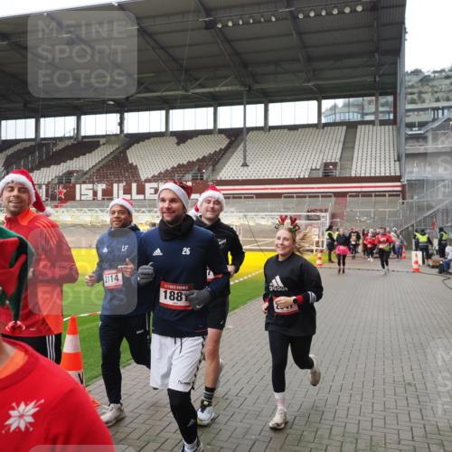 07.12.2025 - St. Pauli X-Mass-Run No. 15 Fabian Wolf http://msf.ph/oto/9421593 07.12.2025 11:47:03 Ziel 353, 371, 530, 567, 570, 609, 640, 645, 647, 903, 978, 987, 1881, 1882, 2047, 2114, 2182, 2222, 2347, 2442, 2446, 2798, 2928, 3010, 3210, 3216, 3525, 3777, 3924, 3925, 3949, 3961 meine-sportfotos.de