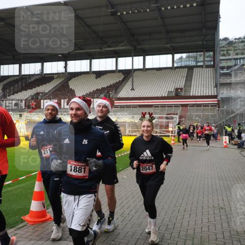 07.12.2025 - St. Pauli X-Mass-Run No. 15 Fabian Wolf http://msf.ph/oto/9421594 07.12.2025 11:47:03 Ziel 353, 371, 530, 567, 570, 609, 640, 645, 647, 903, 978, 987, 1881, 1882, 2047, 2114, 2182, 2222, 2347, 2442, 2446, 2798, 2928, 3010, 3210, 3216, 3525, 3777, 3924, 3925, 3949, 3961 meine-sportfotos.de