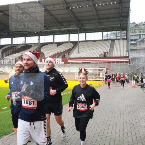 07.12.2025 - St. Pauli X-Mass-Run No. 15 Fabian Wolf http://msf.ph/oto/9421595 07.12.2025 11:47:04 Ziel 353, 530, 567, 570, 609, 640, 645, 647, 978, 987, 1881, 1882, 2047, 2114, 2182, 2222, 2347, 2442, 2446, 2798, 2928, 3010, 3210, 3215, 3216, 3525, 3777, 3924, 3925, 3948, 3949, 3961, 5004 meine-sportfotos.de