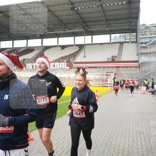 07.12.2025 - St. Pauli X-Mass-Run No. 15 Fabian Wolf http://msf.ph/oto/9421596 07.12.2025 11:47:04 Ziel 353, 530, 567, 570, 609, 640, 645, 647, 978, 987, 1881, 1882, 2047, 2114, 2182, 2222, 2347, 2442, 2446, 2798, 2928, 3010, 3210, 3215, 3216, 3525, 3777, 3924, 3925, 3948, 3949, 3961, 5004 meine-sportfotos.de
