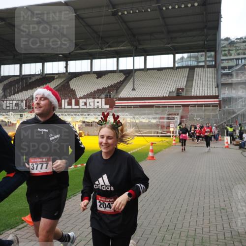 07.12.2025 - St. Pauli X-Mass-Run No. 15 Fabian Wolf http://msf.ph/oto/9421597 07.12.2025 11:47:04 Ziel 353, 530, 567, 570, 609, 640, 645, 647, 978, 987, 1881, 1882, 2047, 2114, 2182, 2222, 2347, 2442, 2446, 2798, 2928, 3010, 3210, 3215, 3216, 3525, 3777, 3924, 3925, 3948, 3949, 3961, 5004 meine-sportfotos.de