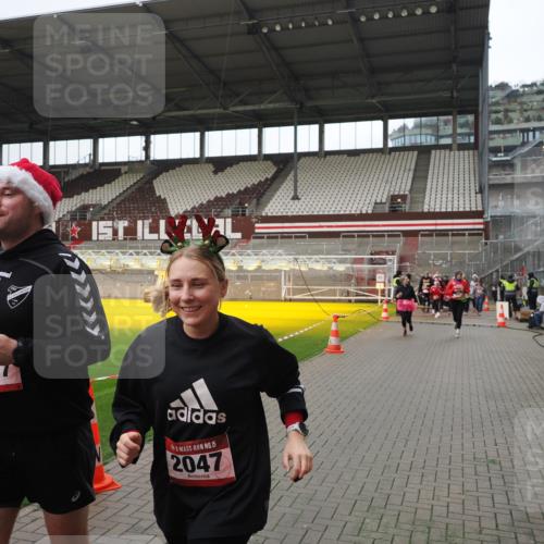07.12.2025 - St. Pauli X-Mass-Run No. 15 Fabian Wolf http://msf.ph/oto/9421598 07.12.2025 11:47:04 Ziel 353, 530, 567, 570, 609, 640, 645, 647, 978, 987, 1881, 1882, 2047, 2114, 2182, 2222, 2347, 2442, 2446, 2798, 2928, 3010, 3210, 3215, 3216, 3525, 3777, 3924, 3925, 3948, 3949, 3961, 5004 meine-sportfotos.de