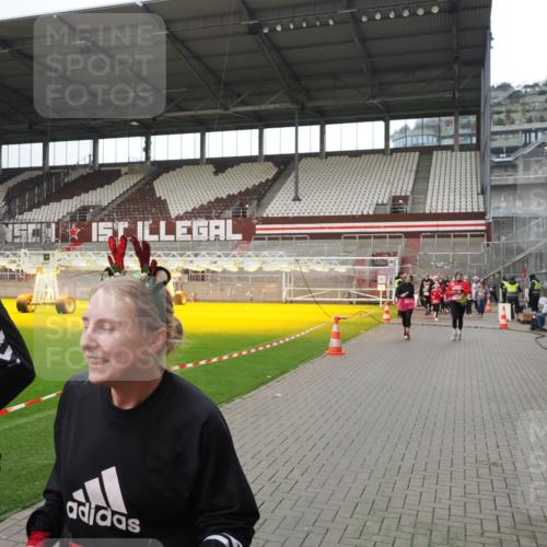 07.12.2025 - St. Pauli X-Mass-Run No. 15 Fabian Wolf http://msf.ph/oto/9421599 07.12.2025 11:47:04 Ziel 353, 530, 567, 570, 609, 640, 645, 647, 978, 987, 1881, 1882, 2047, 2114, 2182, 2222, 2347, 2442, 2446, 2798, 2928, 3010, 3210, 3215, 3216, 3525, 3777, 3924, 3925, 3948, 3949, 3961, 5004 meine-sportfotos.de