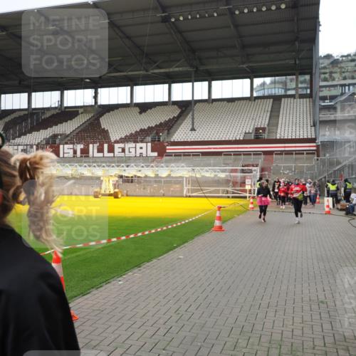07.12.2025 - St. Pauli X-Mass-Run No. 15 Fabian Wolf http://msf.ph/oto/9421600 07.12.2025 11:47:05 Ziel 353, 530, 567, 570, 609, 640, 645, 647, 978, 1881, 1882, 2047, 2114, 2182, 2222, 2347, 2798, 2928, 3010, 3210, 3215, 3216, 3420, 3525, 3777, 3924, 3925, 3948, 3949, 3961, 5004 meine-sportfotos.de