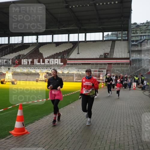 07.12.2025 - St. Pauli X-Mass-Run No. 15 Fabian Wolf http://msf.ph/oto/9421605 07.12.2025 11:47:09 Ziel 353, 530, 614, 645, 647, 898, 900, 901, 1881, 1882, 2047, 2114, 2182, 2568, 2798, 2928, 3010, 3210, 3215, 3216, 3420, 3641, 3777, 3924, 3925, 3948, 3949, 3961, 5004 meine-sportfotos.de