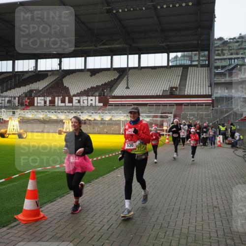 07.12.2025 - St. Pauli X-Mass-Run No. 15 Fabian Wolf http://msf.ph/oto/9421606 07.12.2025 11:47:09 Ziel 353, 530, 614, 645, 647, 898, 900, 901, 1881, 1882, 2047, 2114, 2182, 2568, 2798, 2928, 3010, 3210, 3215, 3216, 3420, 3641, 3777, 3924, 3925, 3948, 3949, 3961, 5004 meine-sportfotos.de