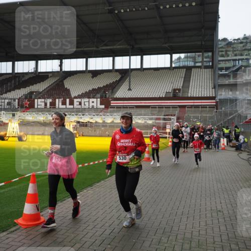 07.12.2025 - St. Pauli X-Mass-Run No. 15 Fabian Wolf http://msf.ph/oto/9421607 07.12.2025 11:47:09 Ziel 353, 530, 614, 645, 647, 898, 900, 901, 1881, 1882, 2047, 2114, 2182, 2568, 2798, 2928, 3010, 3210, 3215, 3216, 3420, 3641, 3777, 3924, 3925, 3948, 3949, 3961, 5004 meine-sportfotos.de