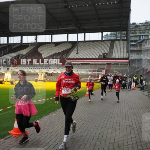 07.12.2025 - St. Pauli X-Mass-Run No. 15 Fabian Wolf http://msf.ph/oto/9421608 07.12.2025 11:47:09 Ziel 353, 530, 614, 645, 647, 898, 900, 901, 1881, 1882, 2047, 2114, 2182, 2568, 2798, 2928, 3010, 3210, 3215, 3216, 3420, 3641, 3777, 3924, 3925, 3948, 3949, 3961, 5004 meine-sportfotos.de