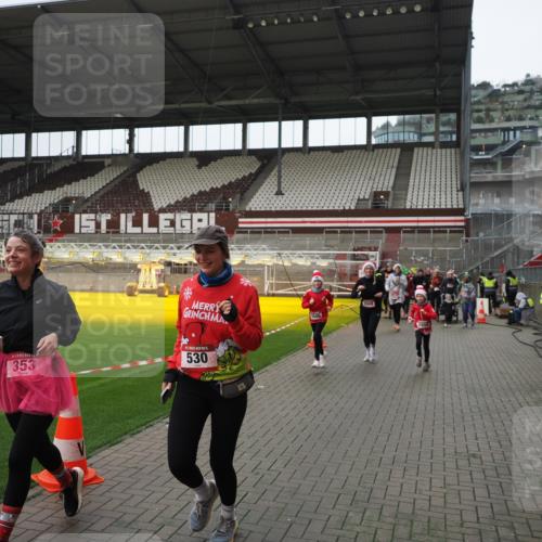 07.12.2025 - St. Pauli X-Mass-Run No. 15 Fabian Wolf http://msf.ph/oto/9421609 07.12.2025 11:47:10 Ziel 353, 530, 614, 898, 900, 901, 992, 1881, 1882, 2047, 2114, 2182, 2568, 2798, 2928, 3010, 3210, 3215, 3216, 3420, 3641, 3777, 3948, 3949, 3961, 5004 meine-sportfotos.de