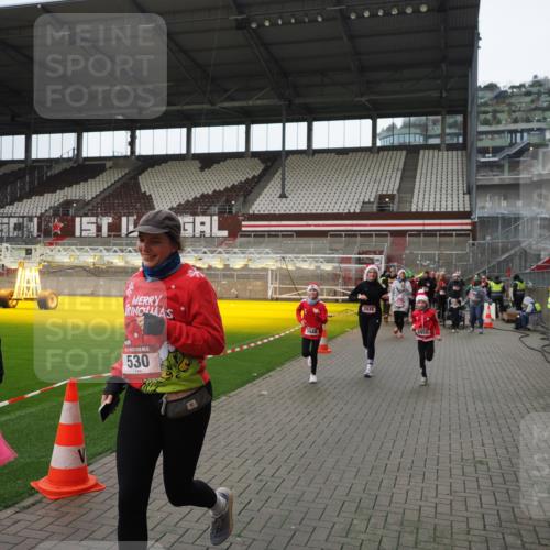 07.12.2025 - St. Pauli X-Mass-Run No. 15 Fabian Wolf http://msf.ph/oto/9421610 07.12.2025 11:47:10 Ziel 353, 530, 614, 898, 900, 901, 992, 1881, 1882, 2047, 2114, 2182, 2568, 2798, 2928, 3010, 3210, 3215, 3216, 3420, 3641, 3777, 3948, 3949, 3961, 5004 meine-sportfotos.de